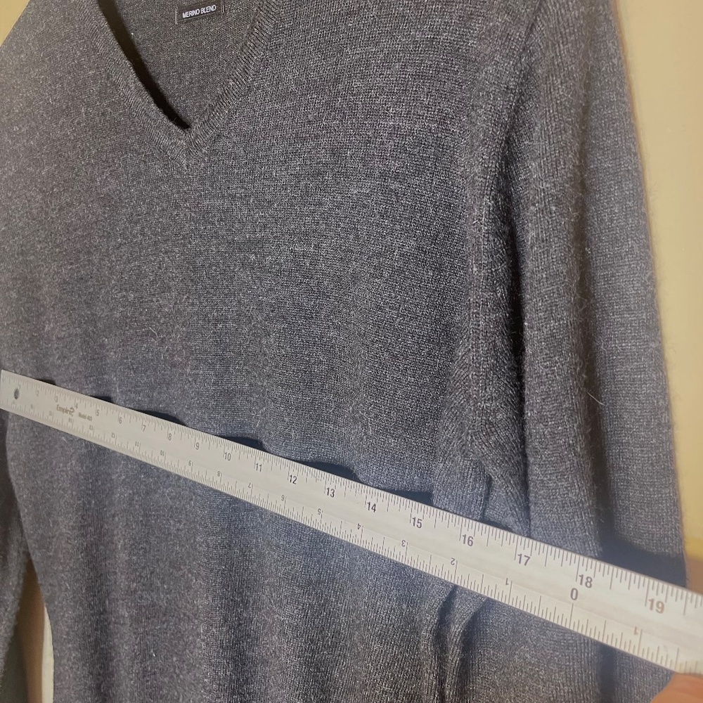 Men’s V Neck merino blend sweater - Picture 4 of 5